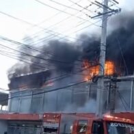 Emergencia en la Isabel Aguiar: incendio en comercio chino moviliza a los bomberos en Santo Domingo Oeste