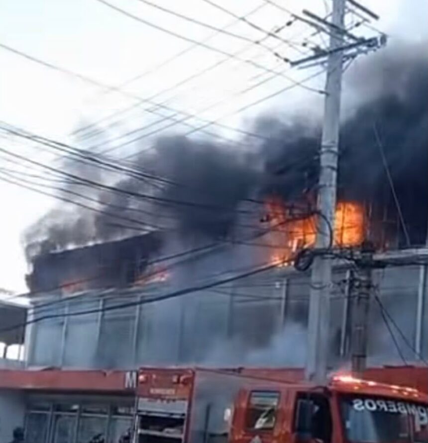 Emergencia en la Isabel Aguiar: incendio en comercio chino moviliza a los bomberos en Santo Domingo Oeste