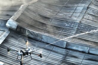 Drones del 911 apoyan labores para sofocar incendio en tienda china de Herrera