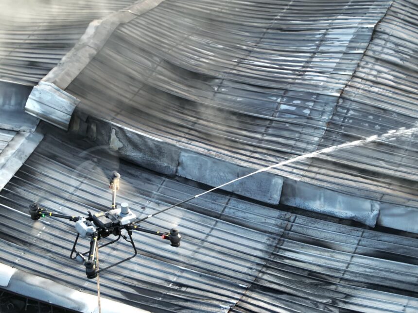 Drones del 911 apoyan labores para sofocar incendio en tienda china de Herrera