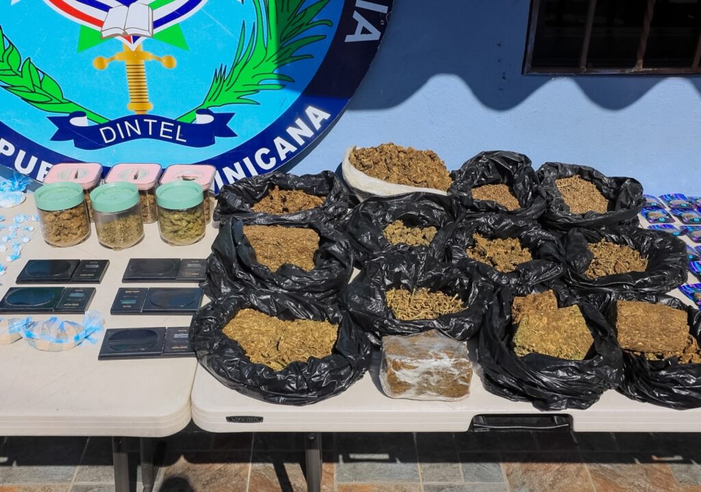 Operativo del DINTEL en Capotillo deja drogas, 46 tragamonedas y más de mil tarjetas presuntamente destinadas a clonación