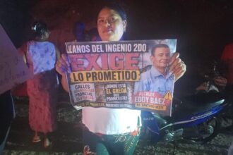 Comunitarios incendian neumático y protestan por asfaltado de calles en Santiago Oeste