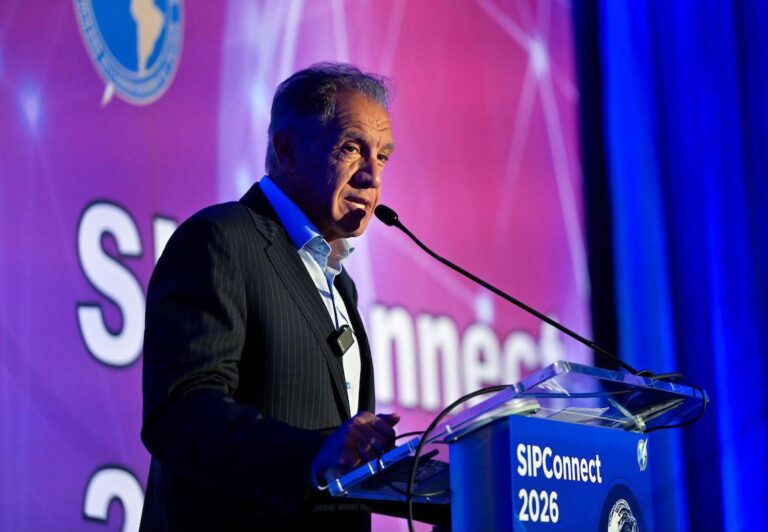 CEO de Infobae advierte que los medios deben prepararse para una nueva era dominada por agentes de inteligencia artificial