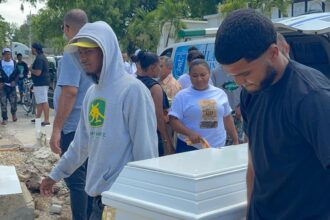 Sepultan a joven aplastada por una gredar en Santiago; familia exige una investigación para esclarecer la tragedia