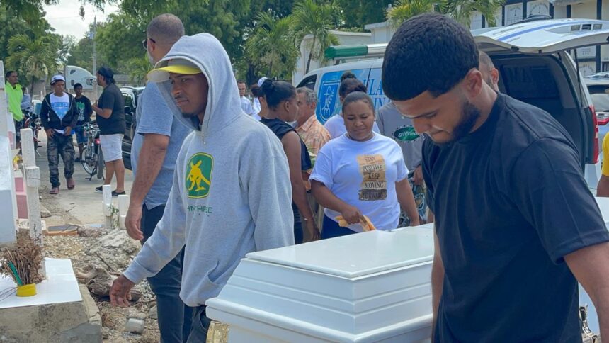 Sepultan a joven aplastada por una gredar en Santiago; familia exige una investigación para esclarecer la tragedia