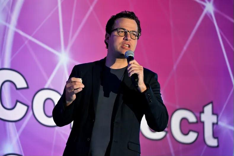 Ejecutivo de YouTube insta a los medios a adaptarse a los nuevos hábitos de consumo en lugar de combatirlos