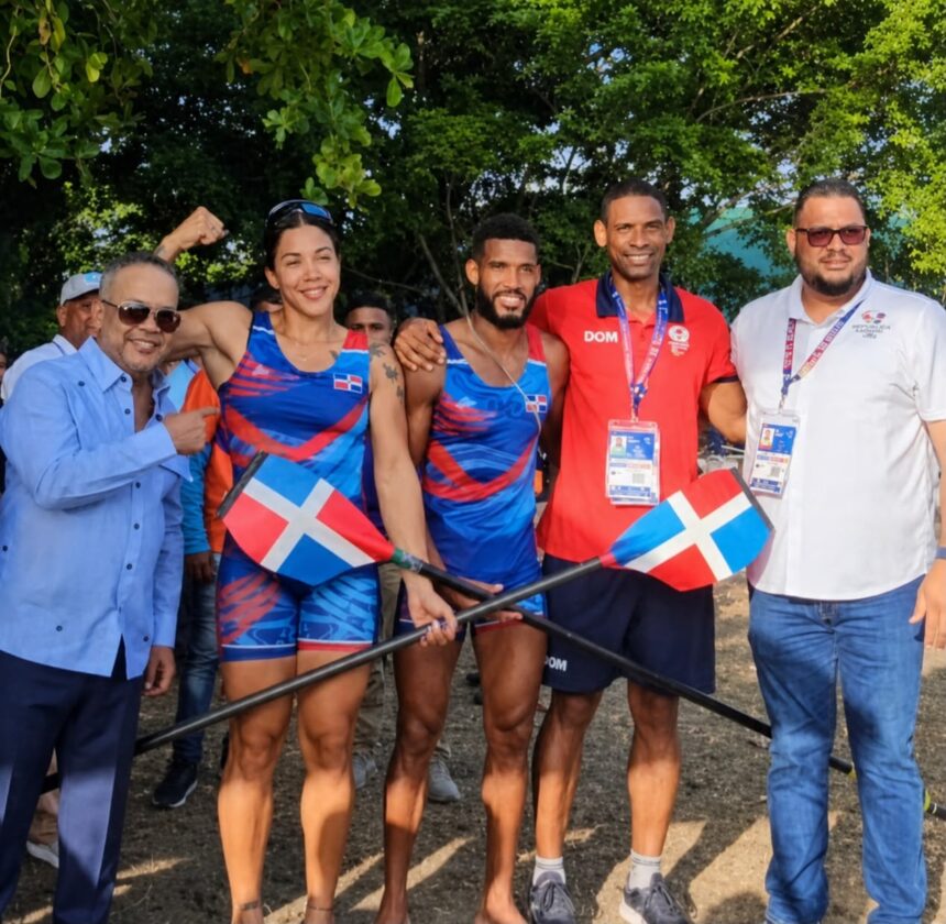Senador Héctor Acosta celebra medalla de plata conquistada por atletas de remo y canotaje de Bonao