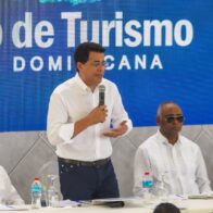 Collado advierte que hoteles podrían enfrentar sanciones por restringir acceso a playas
