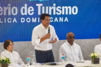 Collado advierte que hoteles podrían enfrentar sanciones por restringir acceso a playas