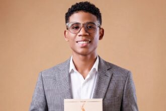 Joven escritor Issai Turbi presenta su primer libro “¿Estás listo para el llamado?”