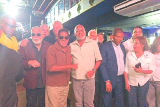 Kinito Méndez promueve respeto al derecho de autor en reunión con empresarios de La Romana