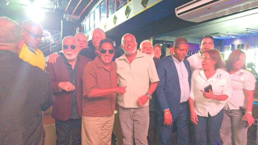 Kinito Méndez promueve respeto al derecho de autor en reunión con empresarios de La Romana