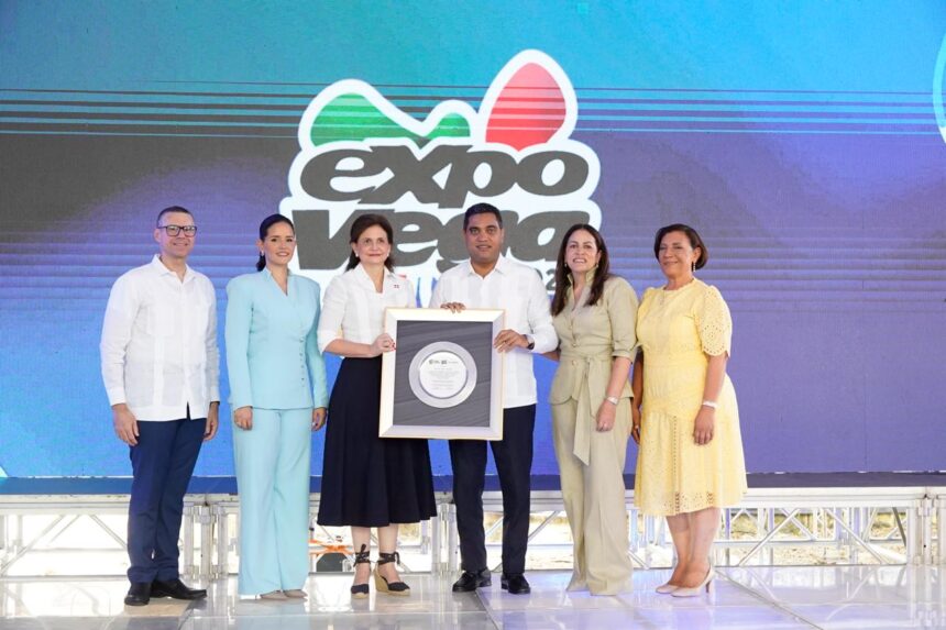 Dedican Expo Vega Real 2026 al ministro de Deportes Kelvin Cruz