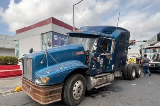 Patana cargada de madera se vuelca en la avenida Núñez de Cáceres
