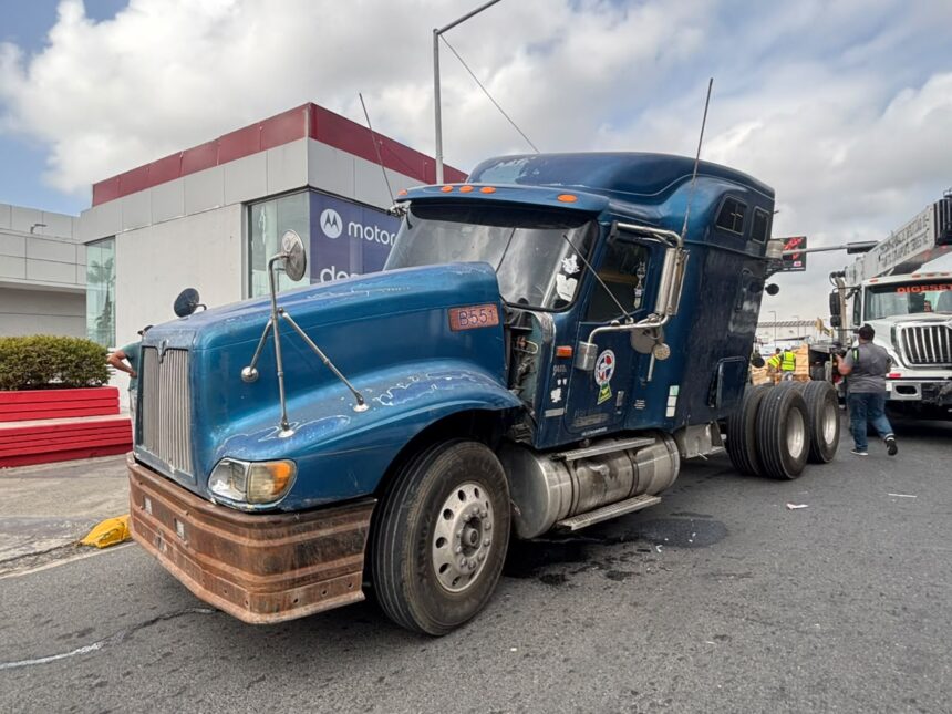 Patana cargada de madera se vuelca en la avenida Núñez de Cáceres