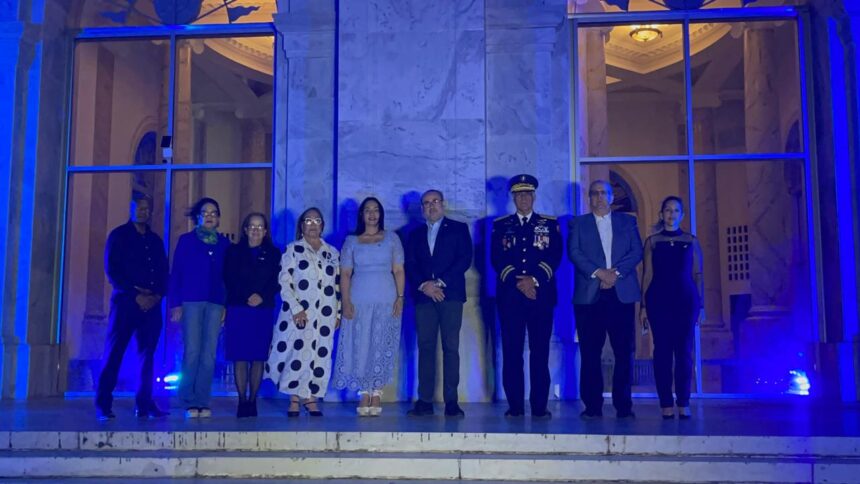 Ministerio Público ilumina de azul el Monumento de Santiago y advierte: “Ningún explotador dormirá tranquilo”