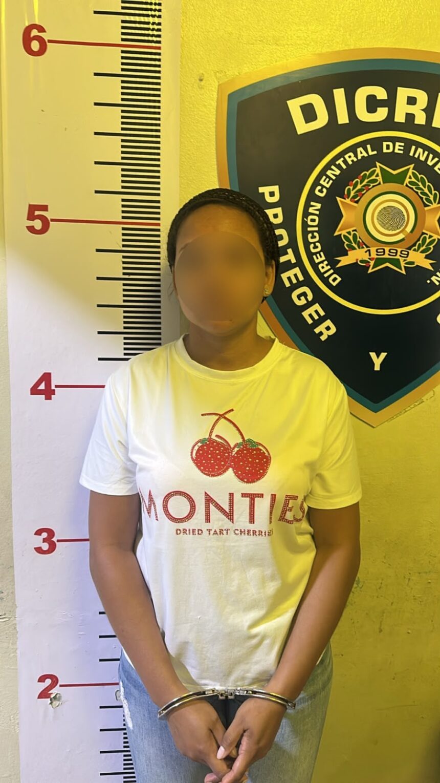 Policía ocupa presuntas drogas y apresa a mujer en La Vega