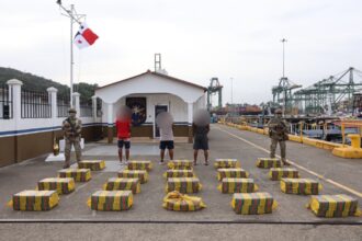 Panamá: interceptan embarcación con 571 paquetes de presunta droga en el Pacífico