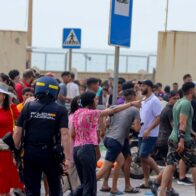 Ceuta cierra comercios ante la ola migratoria desde Marruecos