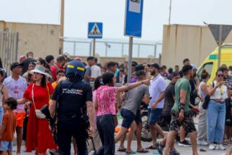 Ceuta cierra comercios ante la ola migratoria desde Marruecos
