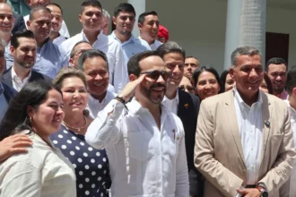 Posible investidura de Abelardo de la Espriella en un batallón militar genera polémica en Colombia