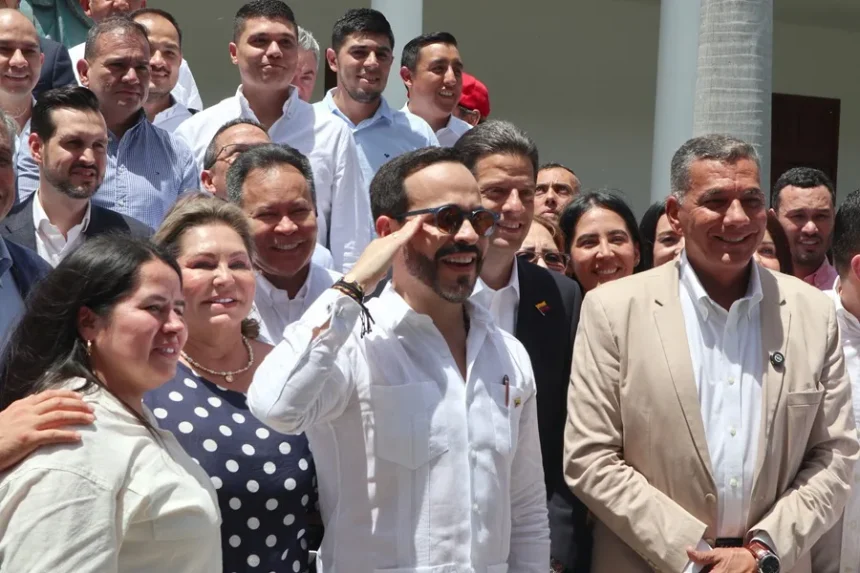 Posible investidura de Abelardo de la Espriella en un batallón militar genera polémica en Colombia
