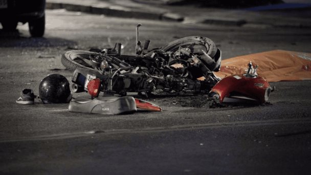 Trágico accidente en Santiago: motociclista muere tras colisión con una camioneta