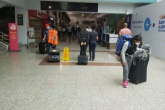 Filtración en techo del AILA genera molestias a pasajeros durante las lluvias