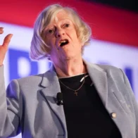 Revelan que exdiputada británica Ann Widdecombe murió tras recibir 21 martillazos; acusado irá a juicio en 2027
