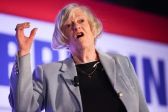 Revelan que exdiputada británica Ann Widdecombe murió tras recibir 21 martillazos; acusado irá a juicio en 2027