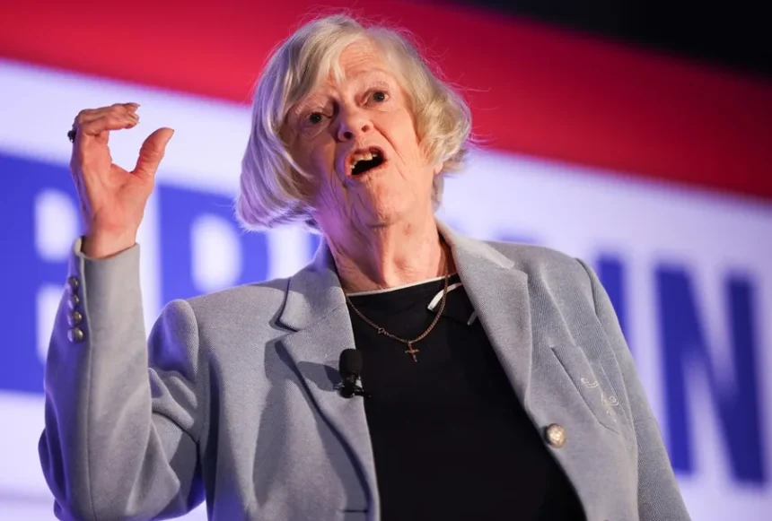 Revelan que exdiputada británica Ann Widdecombe murió tras recibir 21 martillazos; acusado irá a juicio en 2027