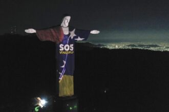 El Cristo de Río de Janeiro rinde homenaje a las víctimas de los terremotos en Venezuela