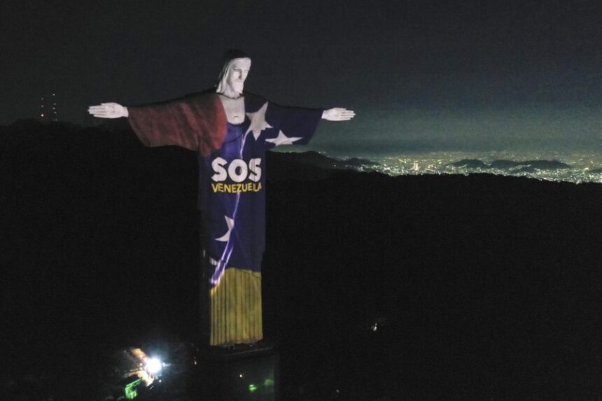 El Cristo de Río de Janeiro rinde homenaje a las víctimas de los terremotos en Venezuela