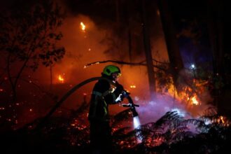 Francia alerta por calor y evacúan a 63.000 cerca de Madrid