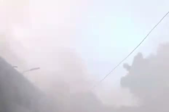 Incendio afecta supermercado en Villa Jaragua; bomberos trabajan para controlar las llamas