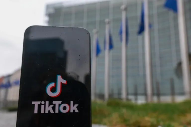 Bruselas acusa a TikTok de no proteger suficientemente a los menores