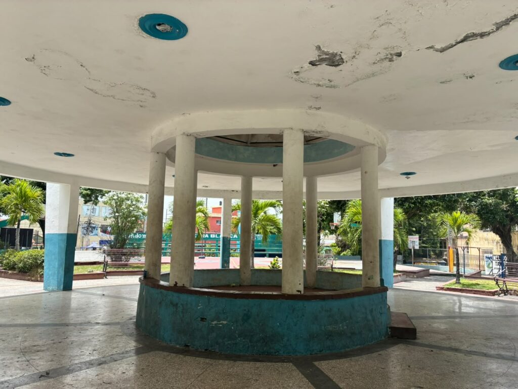 Parque de Piedra Blanca en Haina, entre la suciedad, la inseguridad y un destacamento sin funcionar