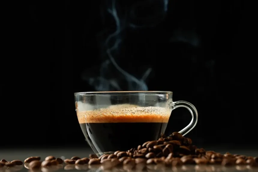 ¿Cuánto café es saludable tomar al día?