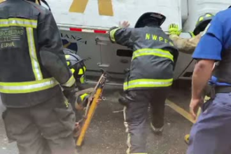 Accidente en Jarabacoa: camión de valores se vuelca y vigilante queda atrapado