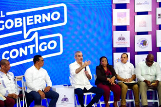 Abinader prioriza soluciones al agua potable durante encuentro comunitario en Samaná