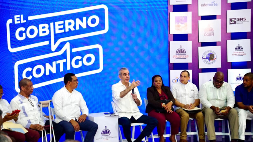 Abinader prioriza soluciones al agua potable durante encuentro comunitario en Samaná