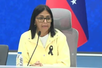 Delcy Rodríguez anuncia conversaciones con Estados Unidos y el FMI para reconstruir la infraestructura