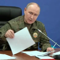 Un muerto en un ataque contra Crimea mientras Putin y Zelenskyy mantienen llamadas telefónicas por separado con Trump.