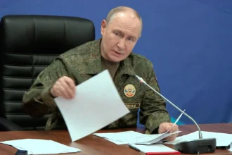 Un muerto en un ataque contra Crimea mientras Putin y Zelenskyy mantienen llamadas telefónicas por separado con Trump.