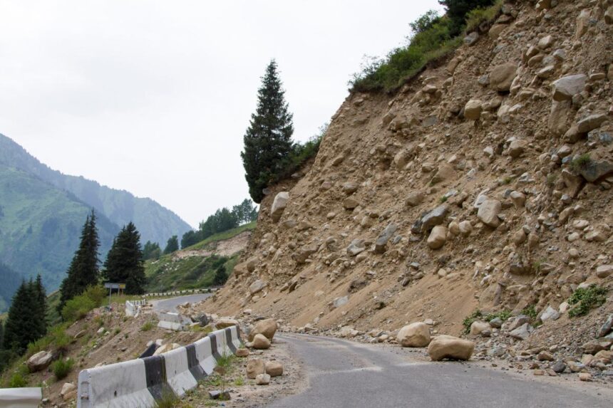 Deslizamiento de tierra en China sepulta viviendas y obliga a evacuar a más de mil personas