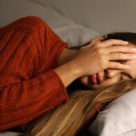 Tres hábitos diarios que pueden acelerar el envejecimiento, según especialistas