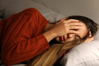 Tres hábitos diarios que pueden acelerar el envejecimiento, según especialistas