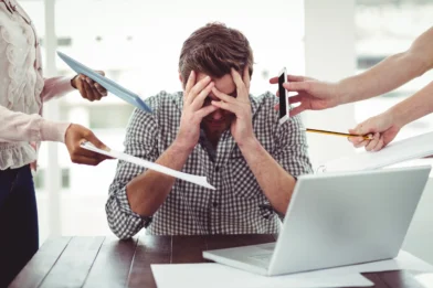 El estrés laboral perjudica el sueño en la mediana edad, según un estudio