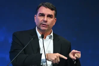 Flávio Bolsonaro acusa a un juez del Supremo de interferir en el proceso electoral de Brasil