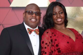 Acusan al hijo del asistente de los Chiefs Eric Bieniemy de dispararle a su madre en Virginia